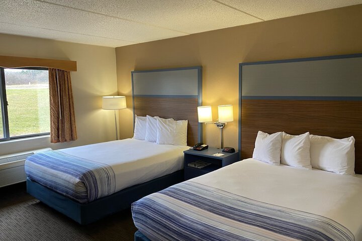 2 Queen Beds (2 of 12)