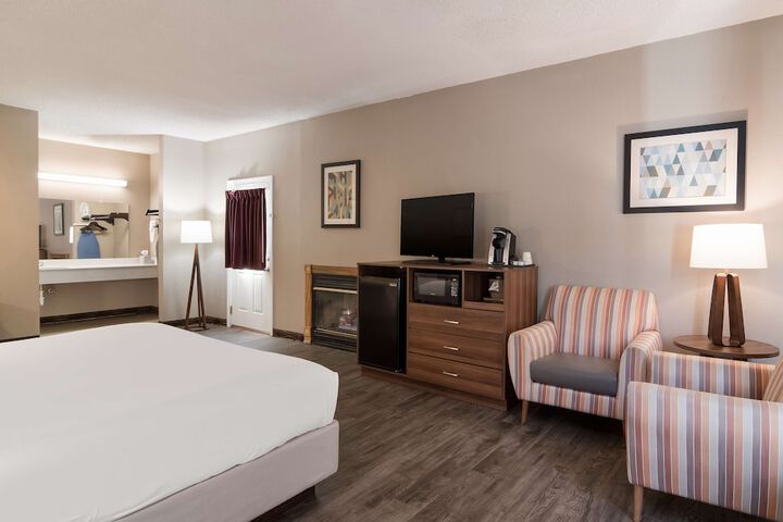 1 King Bed (5 of 15)