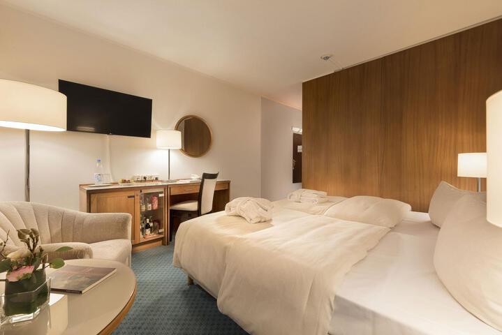 Room 33 of 132