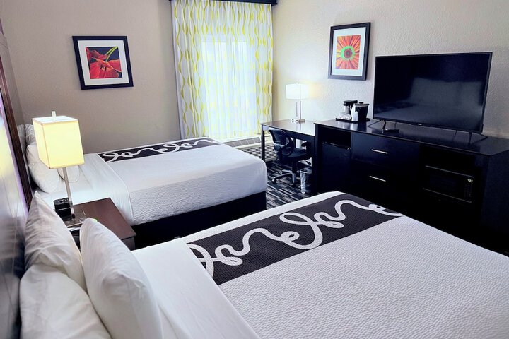 2 Queen Beds Deluxe Room (2 of 12)