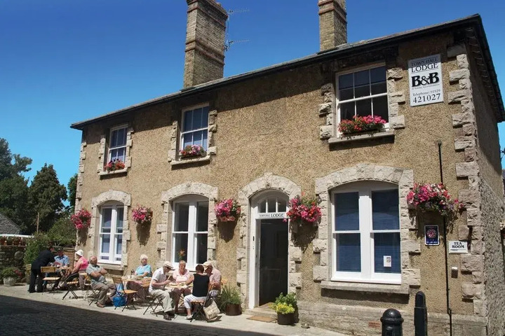 TOWN HALL LODGE