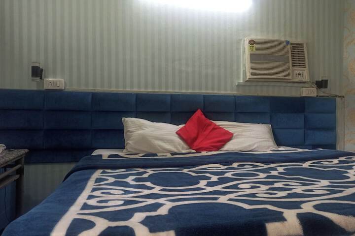 Room 4 of 9