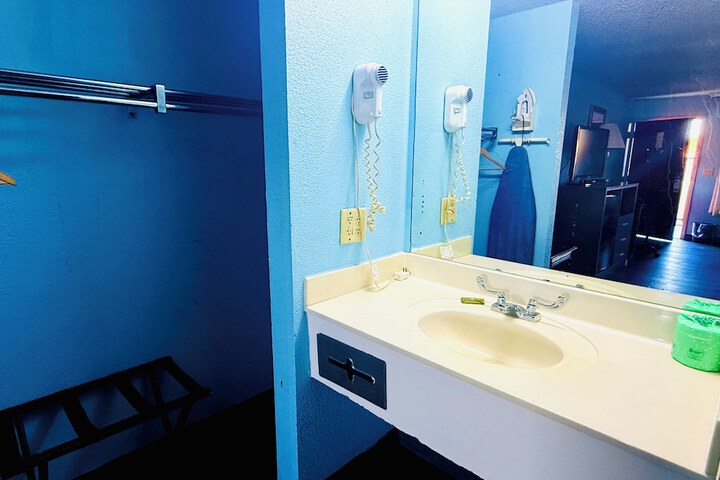 Room 10 of 11