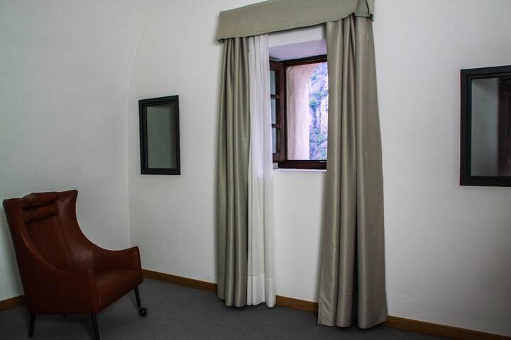 Room 6 of 35