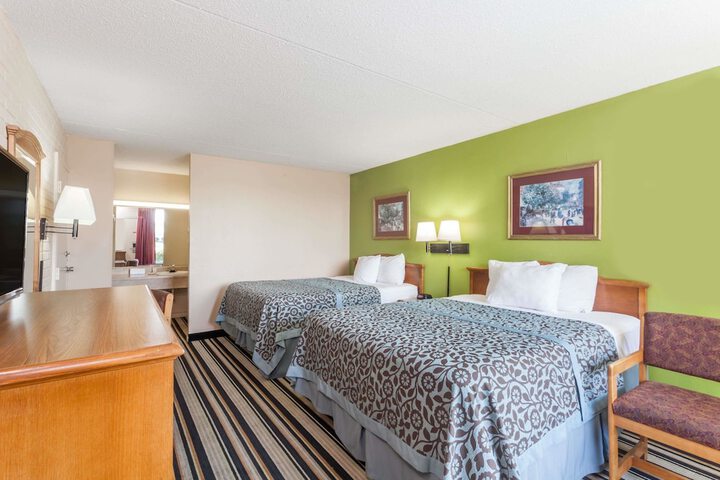 2 Queen Beds (4 of 6)