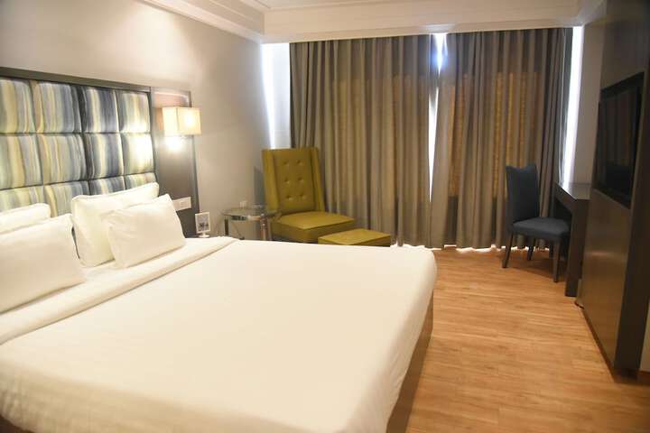 Room 7 of 18