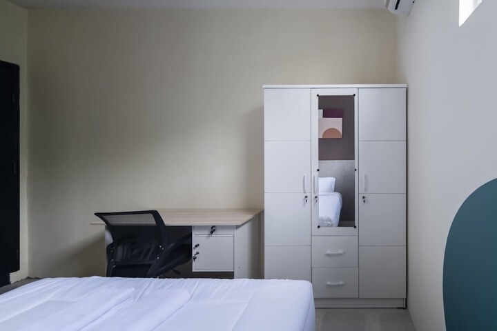 Room 9 of 16