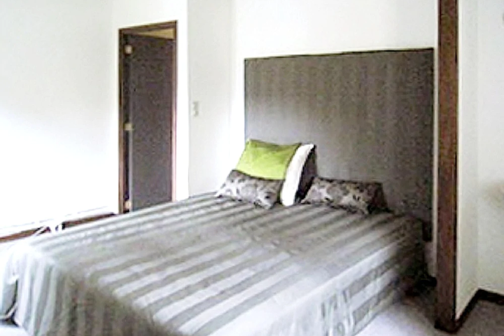 Room 7 of 10
