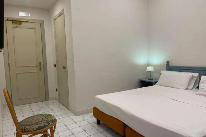 Room 21 of 34