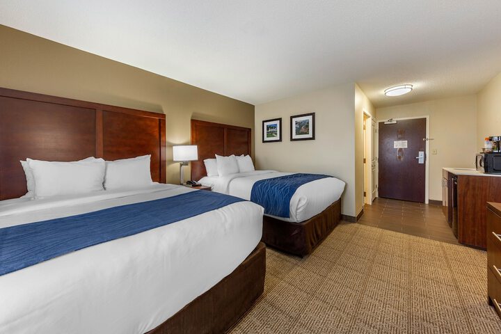 1 Queen Bed Accessible (18 of 19)
