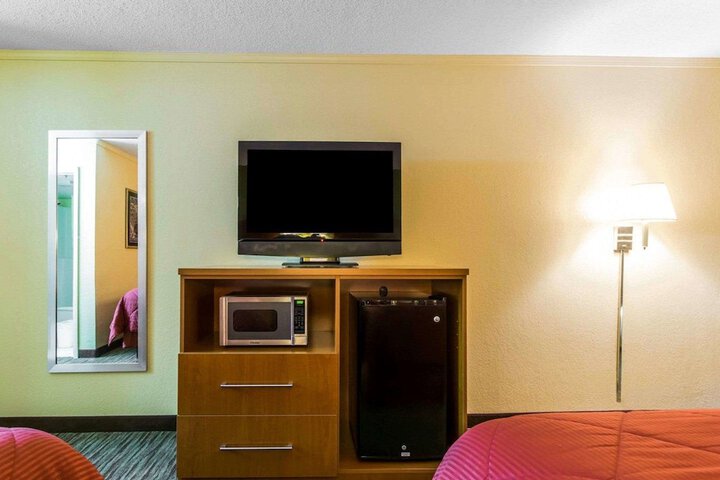 2 Queen Beds (12 of 13)