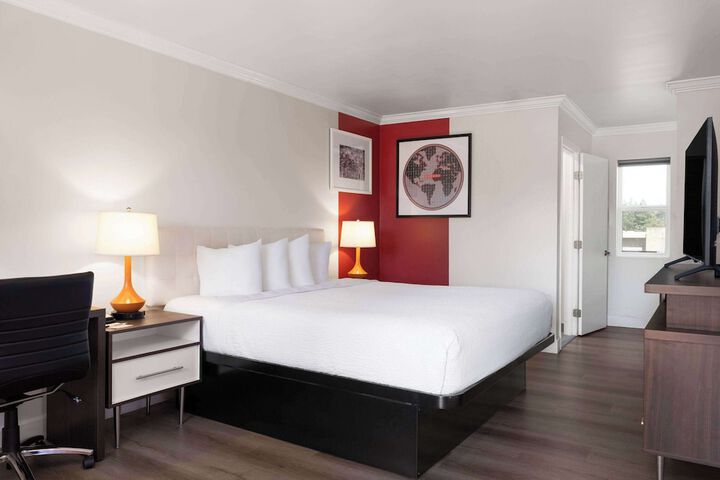 1 King Bed (1 of 18)