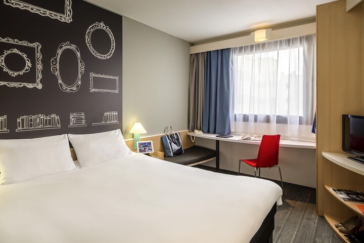 Room 11 of 32