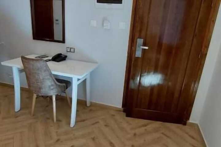 Room 10 of 40