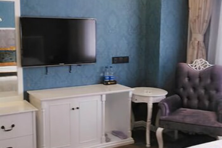Room 6 of 8