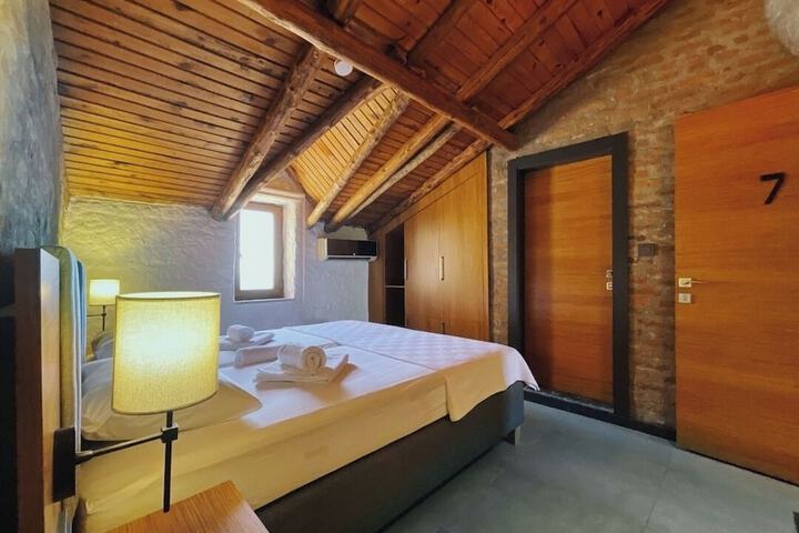 Room 8 of 40