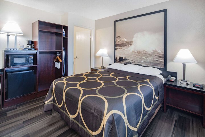 1 Queen Bed (11 of 12)