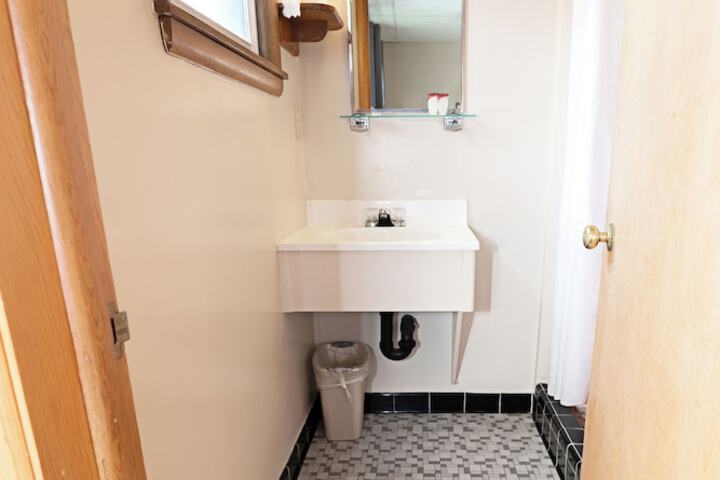 Room 9 of 12