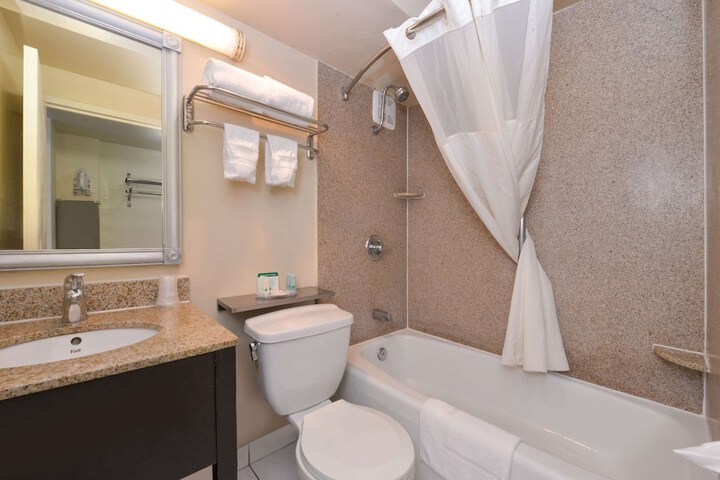 Quadruple with Double Bed (3 of 12)