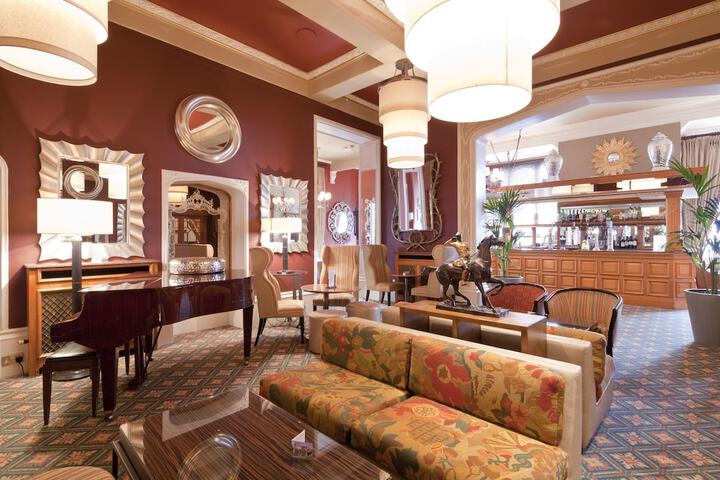 Lounge 49 of 67