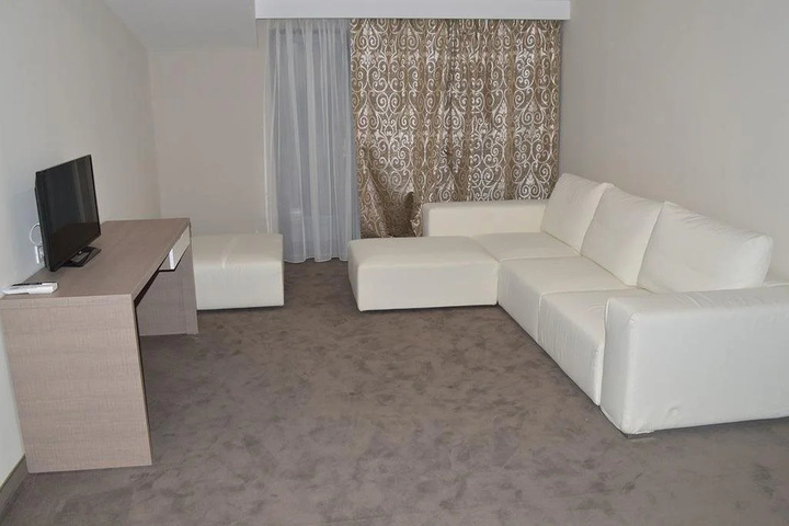 Room 5 of 13