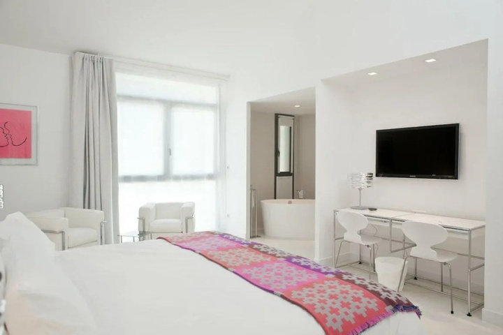 Room 4 of 8