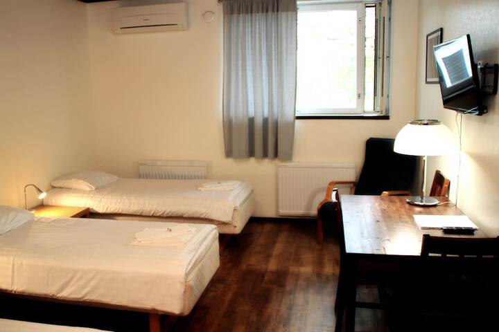 Room 9 of 100