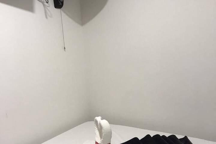 Room 9 of 40