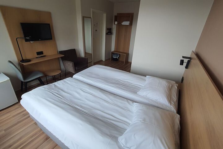 Room 9 of 18