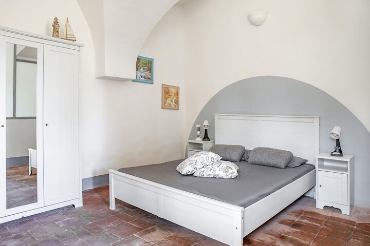 Room 4 of 18