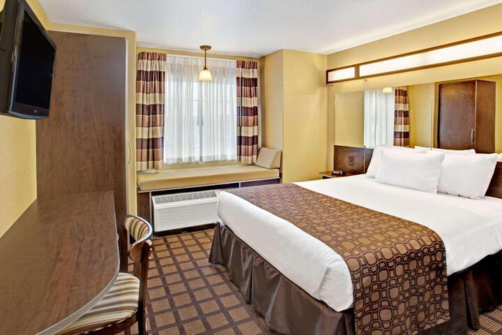 1 Queen Bed (14 of 14)