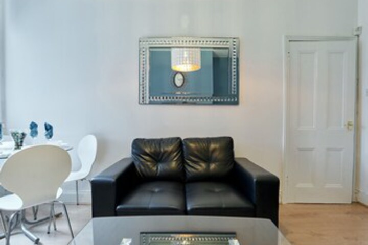 Lounge 11 of 57