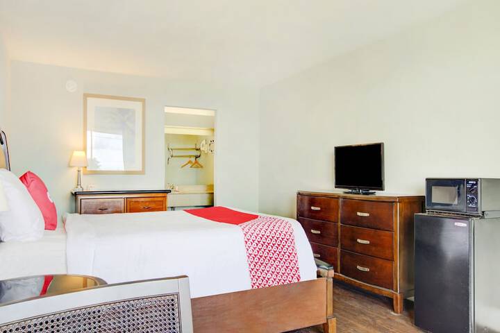 Deluxe King Bed (6 of 11)