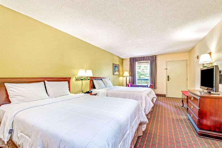 2 Queen Beds (2 of 8)