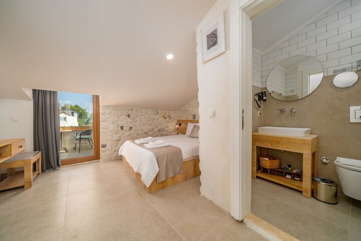 Room 8 of 70