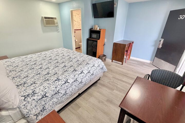 Room 9 of 16