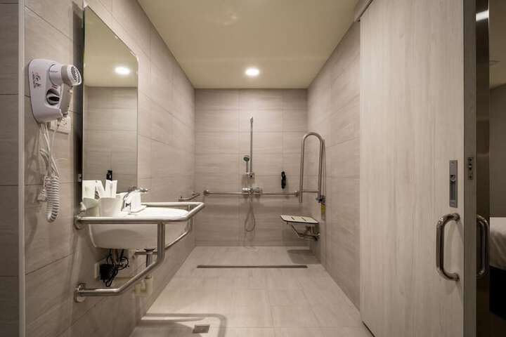 Room 32 of 43