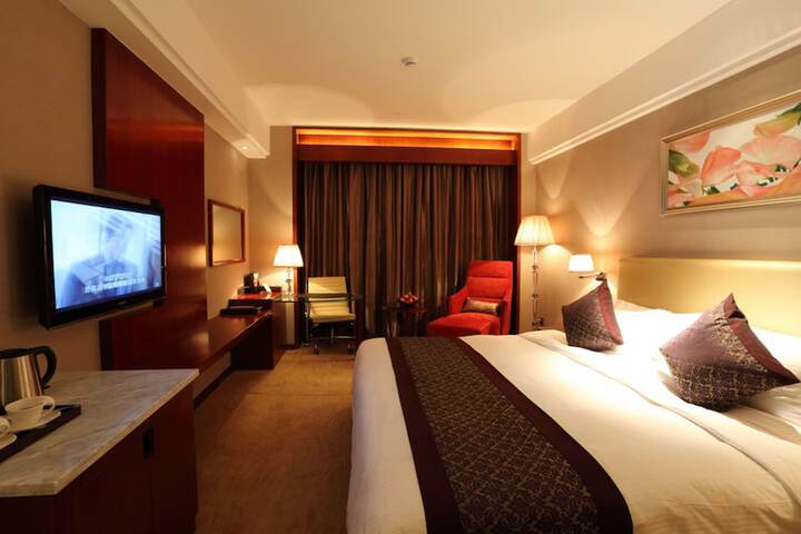 Room 5 of 18