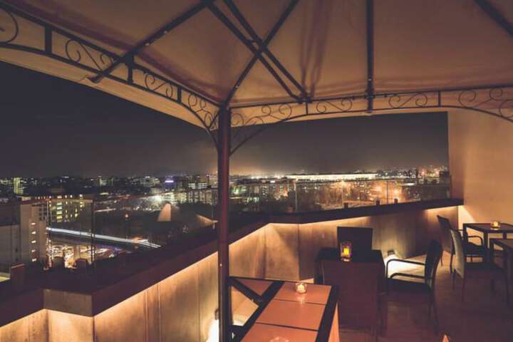 Lounge 25 of 38