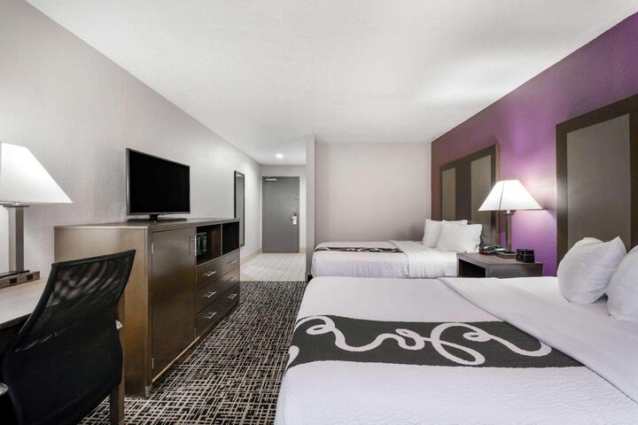 2 Queen Beds Mobility Accessible (4 of 11)