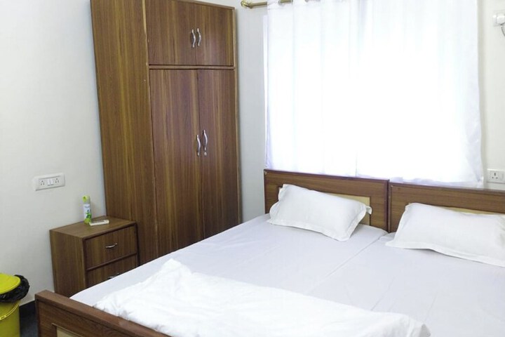 Room 10 of 32