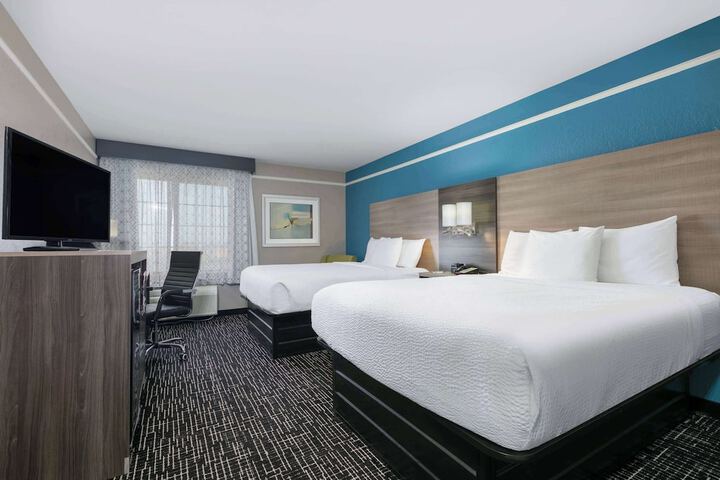 2 Queen Beds Mobility Accessible (4 of 6)