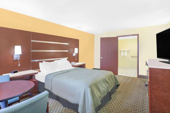 1 Queen Bed Mobility Accessible (4 of 11)