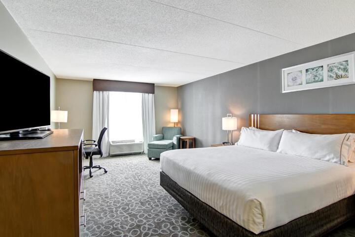 1 King Bed (2 of 15)