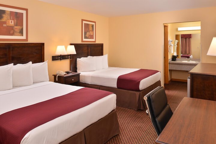 2 Queen Beds (2 of 9)