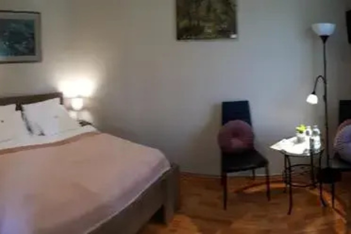 Room 4 of 19