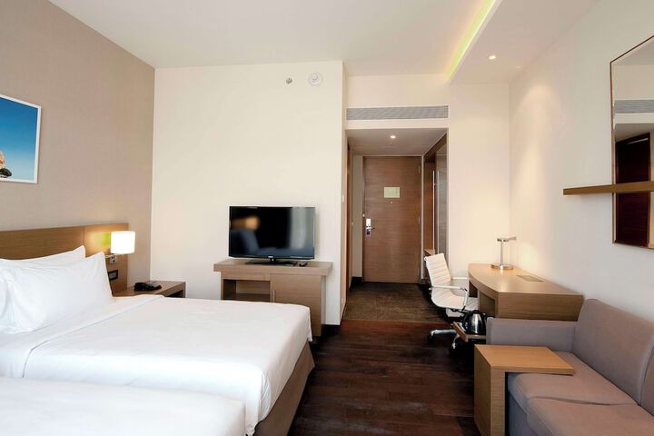 Room 12 of 100