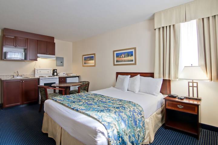 1 Queen Bed (8 of 30)