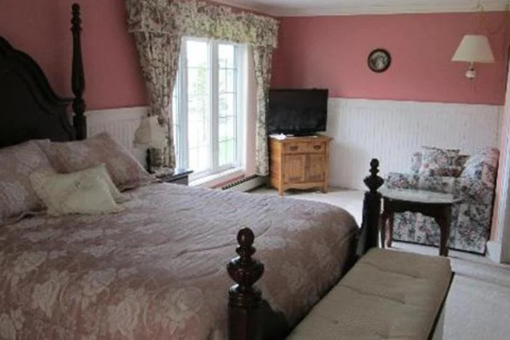 Room 4 of 8