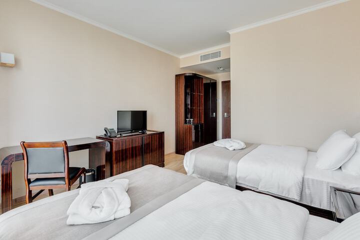 Room 7 of 75